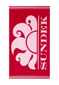 Asciugamano da spiaggia in cotone rosso con un grande motivo floreale bianco e la parola "SUNDEK" in lettere grasse, con accenti a strisce gialle e rosa.