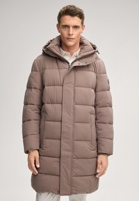 Cappotto invernale imbottito color taupe, dotato di cappuccio, chiusura frontale con zip e design trapuntato. Include tasche laterali e un dettaglio con marchio sulla manica.