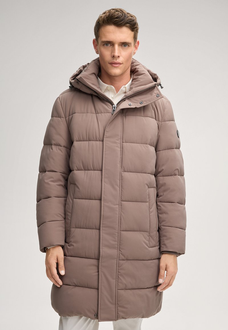 Cappotto invernale imbottito color taupe, dotato di cappuccio, chiusura frontale con zip e design trapuntato. Include tasche laterali e un dettaglio con marchio sulla manica.