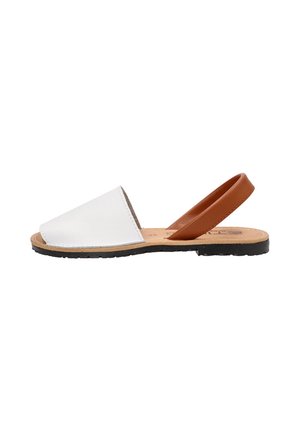 Sandal de piel blanca tipo slingback con una correa marrón, suela plana y textura suave. Diseño simple con una amplia apertura en la parte delantera.