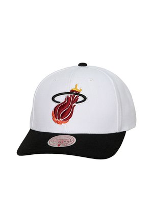 Casquette de baseball blanche avec visière noire, ornée du logo brodé des Miami Heat en rouge et orange. Fabriquée en tissu avec un design structuré.