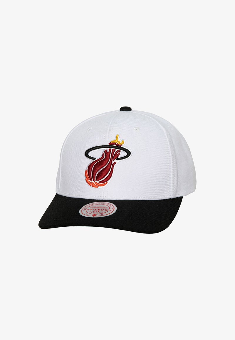 Bijela bejzbol kapa s crnim vizirjem, s izvezenim logotipom Miami Heat u crvenoj i narančastoj boji. Izrađena od tkanine s strukturiranim dizajnom.