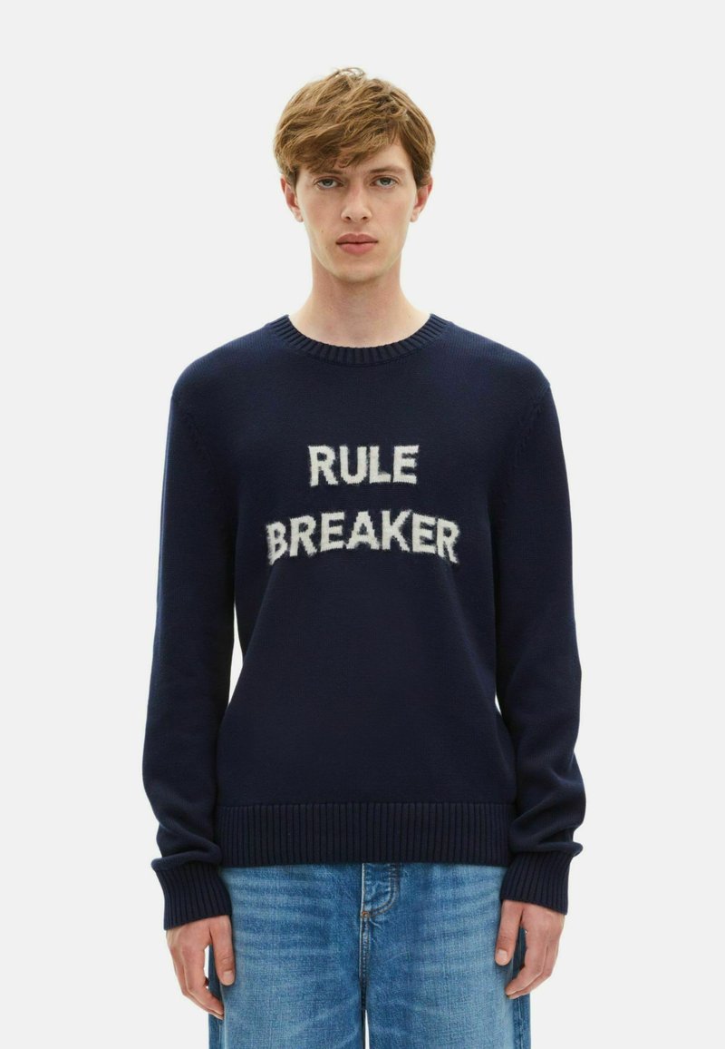 Maglione navale realizzato in tessuto a maglia, con il testo "RULE BREAKER" in lettering bianco morbido. Collo e polsini a coste. Vestibilità casual.