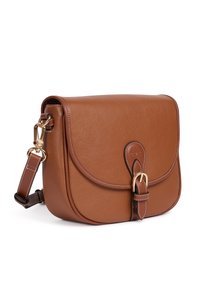 Brun læder skuldertaske med et afrundet design, hardware i guldfarvet tone og kontraststing. Har en frontklap og en justerbar rem.