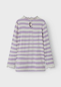 Gestreepte langlijnige top in lavendel en crème, met een keyhole rug, een gerimpelde halslijn en gerimpelde mouwomslagen. Zacht katoenmateriaal.