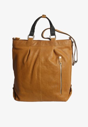 Braune Leder-Tote-Tasche mit zwei oberen Griffen, einem abnehmbaren Schultergurt und einer vorderen Reißverschlusstasche. Sie zeichnet sich durch eine glatte Textur und ein minimalistisches Design aus.