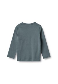 Halenka s dlouhým rukávem v tlumené teal barvě, vyrobená z měkké látky, s kulatým výstřihem a rovný střih. Žádné viditelné vzory ani detaily.