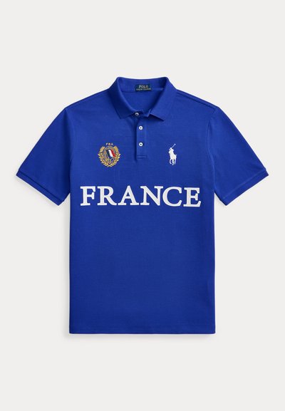 Camiseta polo azul con texto "FRANCE", emblema de Francia con bandera y laurel, y logo blanco de Polo Ralph Lauren con caballo en el pecho.