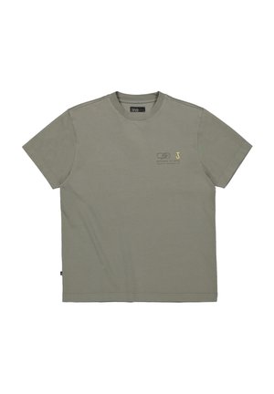 Olivgrünes T-Shirt mit kurzen Ärmeln und Rundhalsausschnitt, mit kleinem Logostick auf der Brust, das ein Unendlichkeitssymbol, Text und einen gelben Buchstaben "J" zeigt.