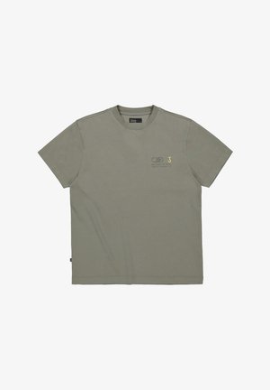 Olivgrünes T-Shirt mit kurzen Ärmeln und Rundhalsausschnitt, mit kleinem Logostick auf der Brust, das ein Unendlichkeitssymbol, Text und einen gelben Buchstaben "J" zeigt.