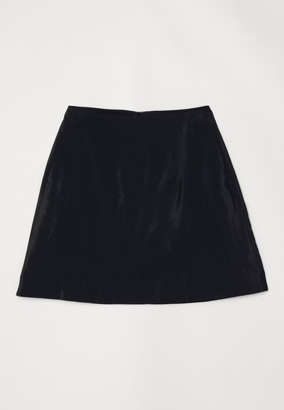 Jupe A-line noire en velours, au toucher lisse et dotée d'une fermeture éclair discrète au dos. Design simple sans motifs ni accents visibles.