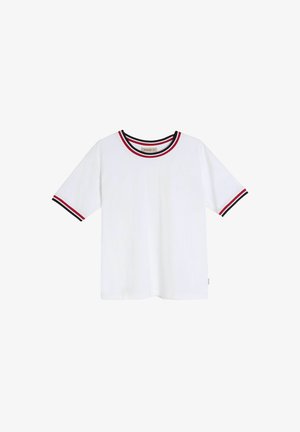Biała koszulka z krótkim rękawem z okrągłym dekoltem, ozdobiona czarno-czerwonymi paskami, wykonana z miękkiej bawełny. Brak widocznych wzorów.
