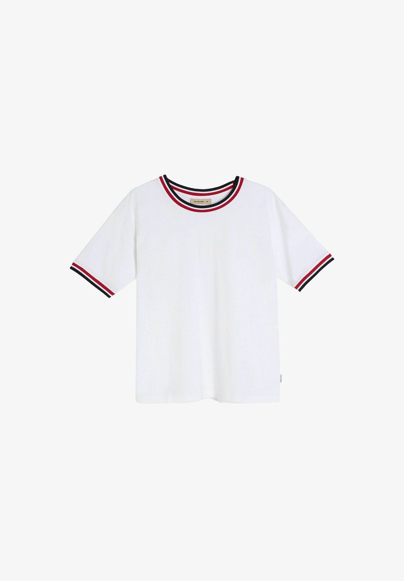 Biała koszulka z krótkim rękawem z okrągłym dekoltem, ozdobiona czarno-czerwonymi paskami, wykonana z miękkiej bawełny. Brak widocznych wzorów.