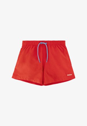 Bañador rojo con cintura elástica y cordón azul claro, con una pequeña etiqueta de logo en la pierna derecha inferior.