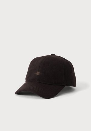 Casquette de baseball marron foncé avec une visière incurvée et un logo discret à l'avant, présentée sur un fond clair neutre.