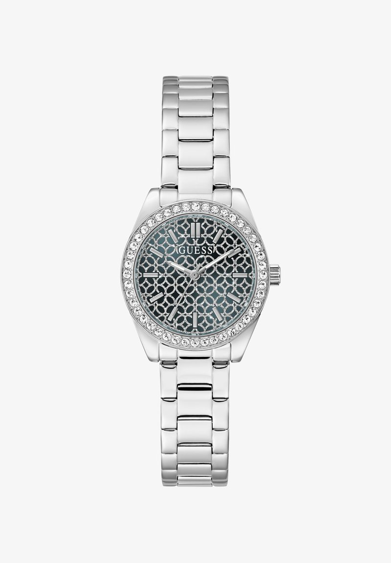 Montre à bracelet en métal argenté avec cadran noir à motif, lunette sertie de cristaux, index heures argentés, trois aiguilles et nom de marque Guess sur le cadran.