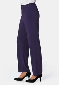 Paarse elastische broek met een relaxte pasvorm, gemaakt van een gladde stof, met een rechte pijp en zonder zichtbare patronen of versieringen.