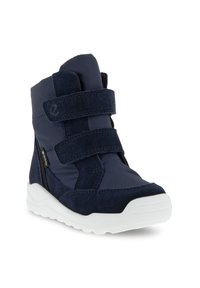 Stivale alla caviglia impermeabile blu navy con due cinturini in velcro, dettagli in suede testurizzato e suola in gomma bianca.