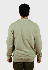 Lichtgrijze sweatshirt met lange mouwen en ribgebreide manchetten, met een gestructureerd oppervlak en een klassieke pasvorm, gezien van de achterkant.