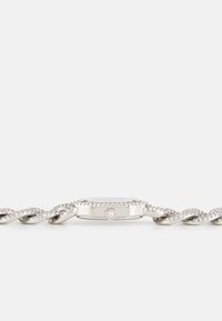 Orologio argento con bracciale attorcigliato, caratterizzato da un quadrante rettangolare e decorato con pietre trasparenti lungo il cinturino e il bezel.