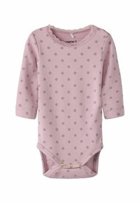 Różowy długi rękaw bodysuit dla niemowląt w szare kropki, z koronkowym wykończeniem dekoltu i trzema zatrzaskami na dole.