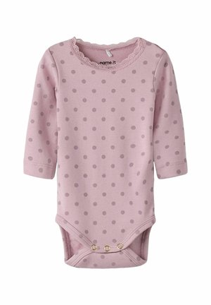 Różowy długi rękaw bodysuit dla niemowląt w szare kropki, z koronkowym wykończeniem dekoltu i trzema zatrzaskami na dole.