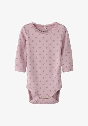 Roze langeklieuze babybody met grijze stippen, kant afgewerkt bij de halslijn, en drie drukknoopjes aan de onderkant.