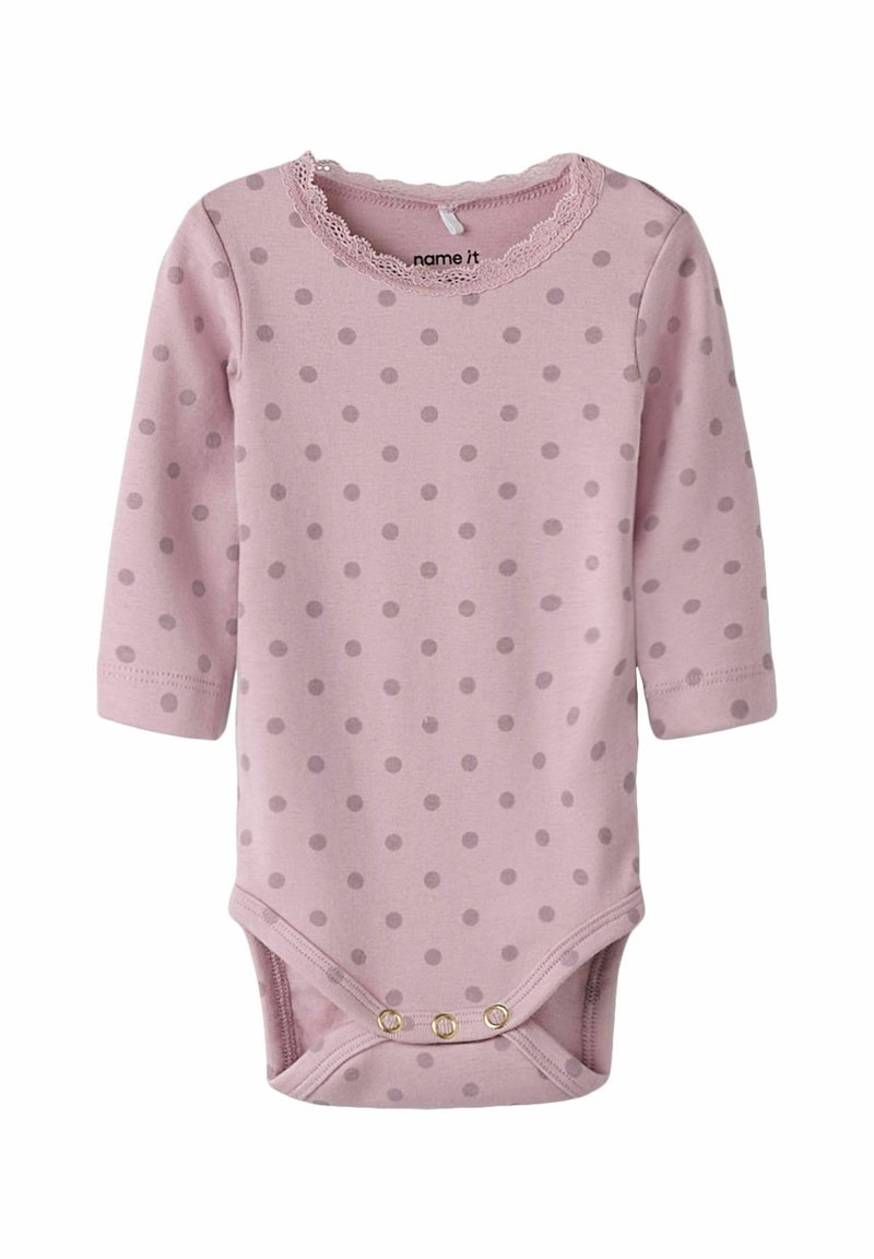 Różowy długi rękaw bodysuit dla niemowląt w szare kropki, z koronkowym wykończeniem dekoltu i trzema zatrzaskami na dole.