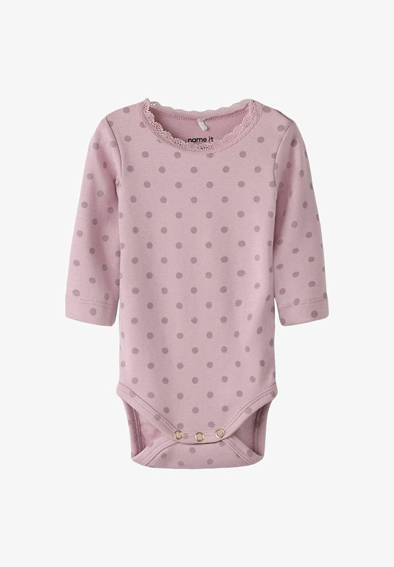 Różowy długi rękaw bodysuit dla niemowląt w szare kropki, z koronkowym wykończeniem dekoltu i trzema zatrzaskami na dole.
