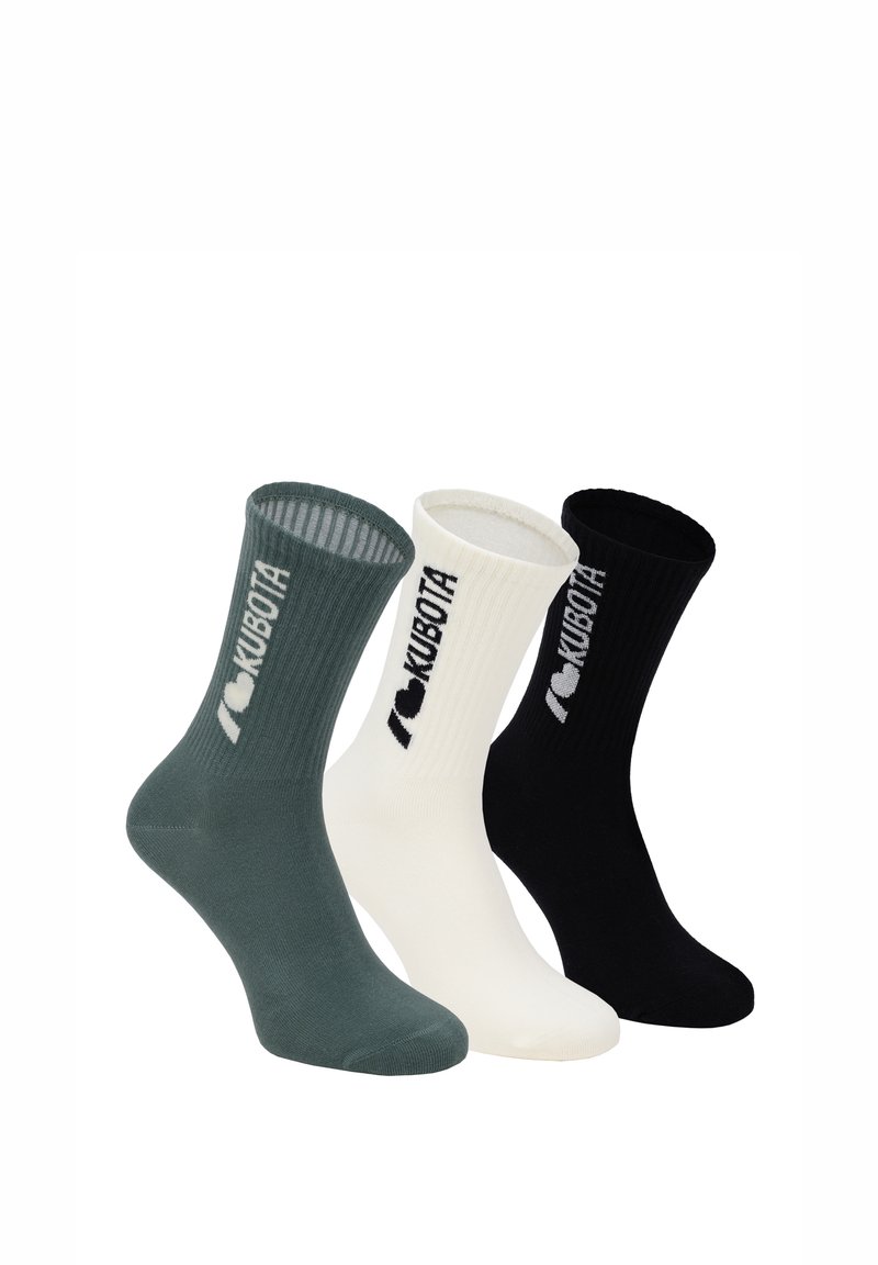 Trzy pary dzianych skarpetek: ciemnozielone, białe i czarne. Każda z nich ma prążkowany wzór i napis "I ♥ KUBOTA" z przodu.