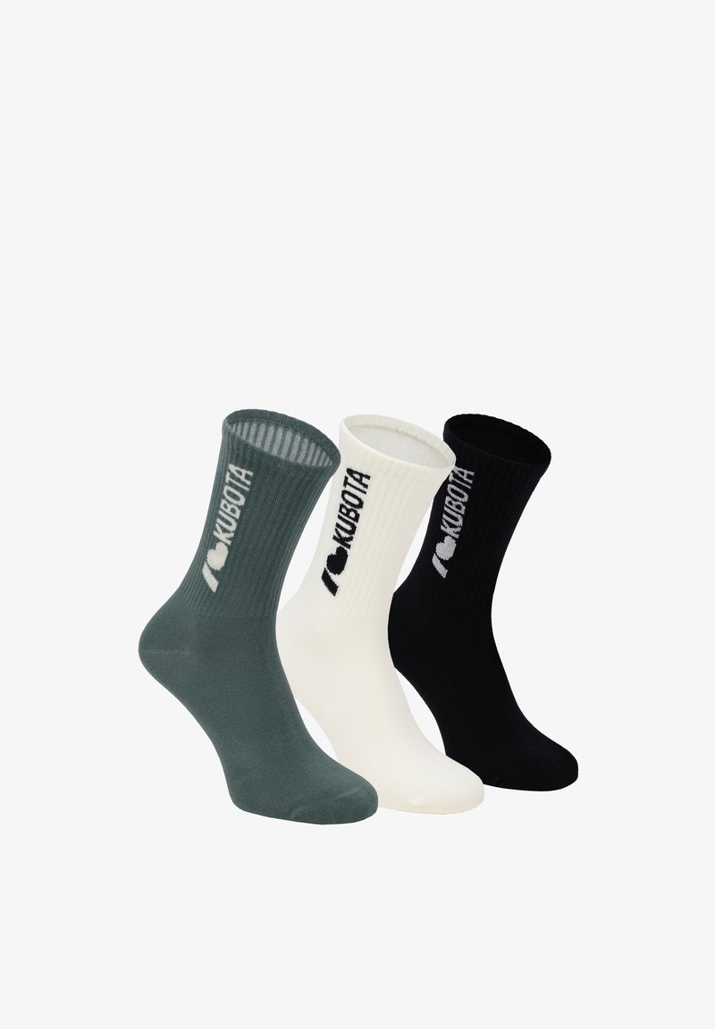 Trzy pary dzianych skarpetek: ciemnozielone, białe i czarne. Każda z nich ma prążkowany wzór i napis "I ♥ KUBOTA" z przodu.