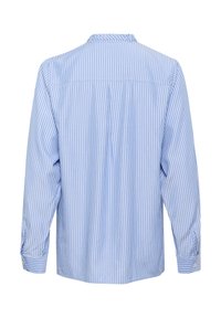 Camicia azzurro chiaro a maniche lunghe con sottili righe bianche. Presenta uno yoke posteriore, dettagli a pieghe e polsini con bottone realizzati in tessuto morbido.