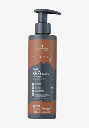 Chroma ID Raw Cacao Color Mask in een 300 ml bruin container met een grijze pomp, voorzien van witte tekst en PETA-goedgekeurde en vegan labels.