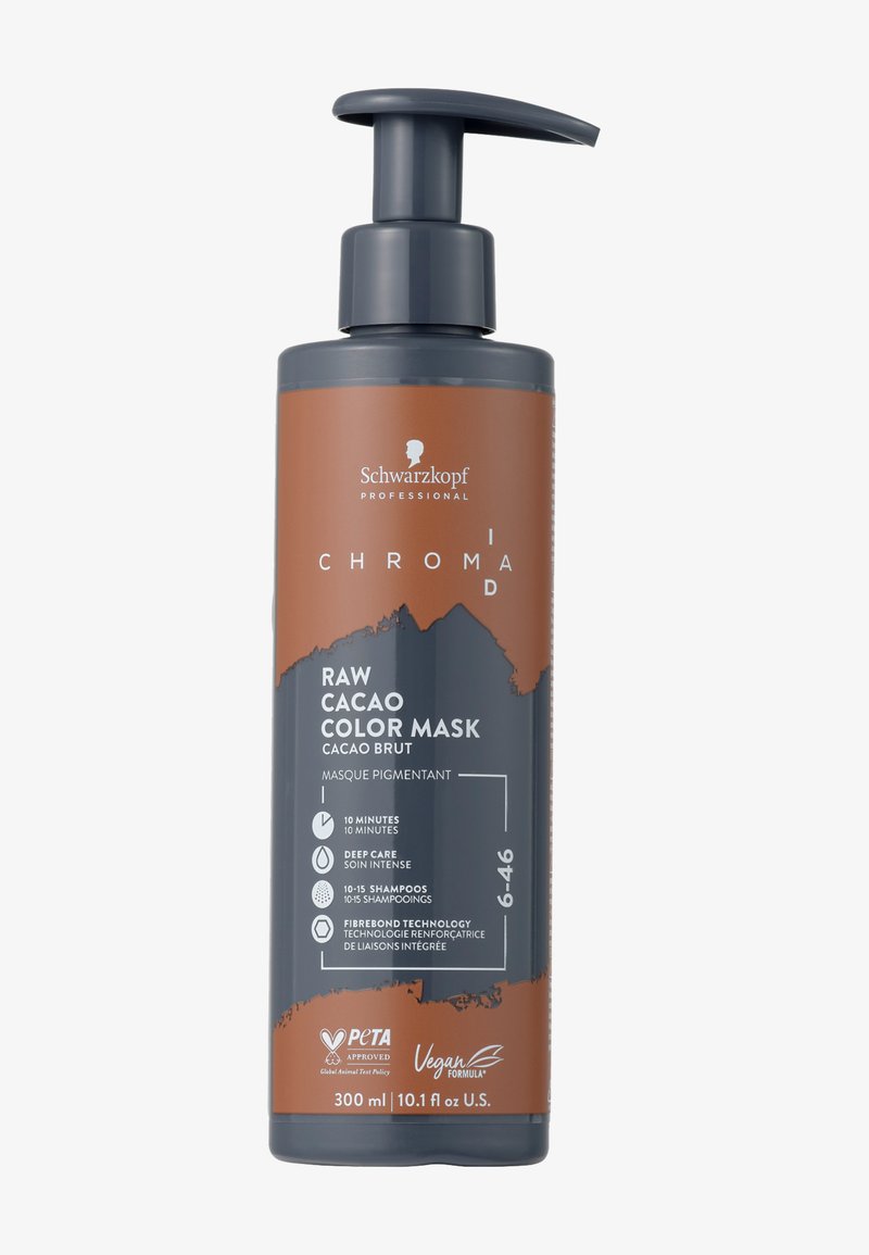 Chroma ID Raw Cacao Color Mask in einem 300 ml braunen Behälter mit einer grauen Pumpe, ausgestattet mit weißem Text sowie PETA-zugelassenen und veganen Etiketten.