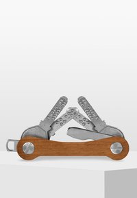 Multiverktyg med silverfärgade metallblad och ett trähandtag. Har flera vikbara verktyg med texturerat grepp och en cirkulär metallpivot.