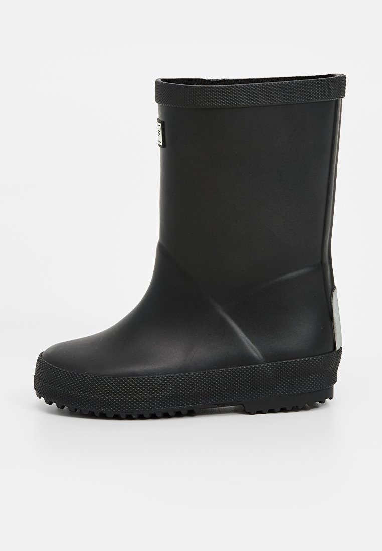 Zwarte rubberen enkelboot met een gestructureerde bovenzijde, platte zool en versterkte hak. Heeft een gladde afwerking en een minimalistisch ontwerp.