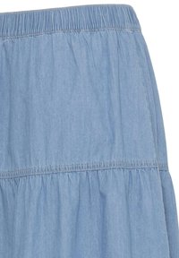 Jupe en denim bleu clair avec taille élastique et design à volants froncés, présentant des détails de coutures horizontales.