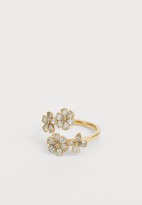 Bague dorée mettant en avant trois motifs floraux, ornée de pierres précieuses en forme de goutte d'eau transparentes, avec de petits accents ronds au centre.