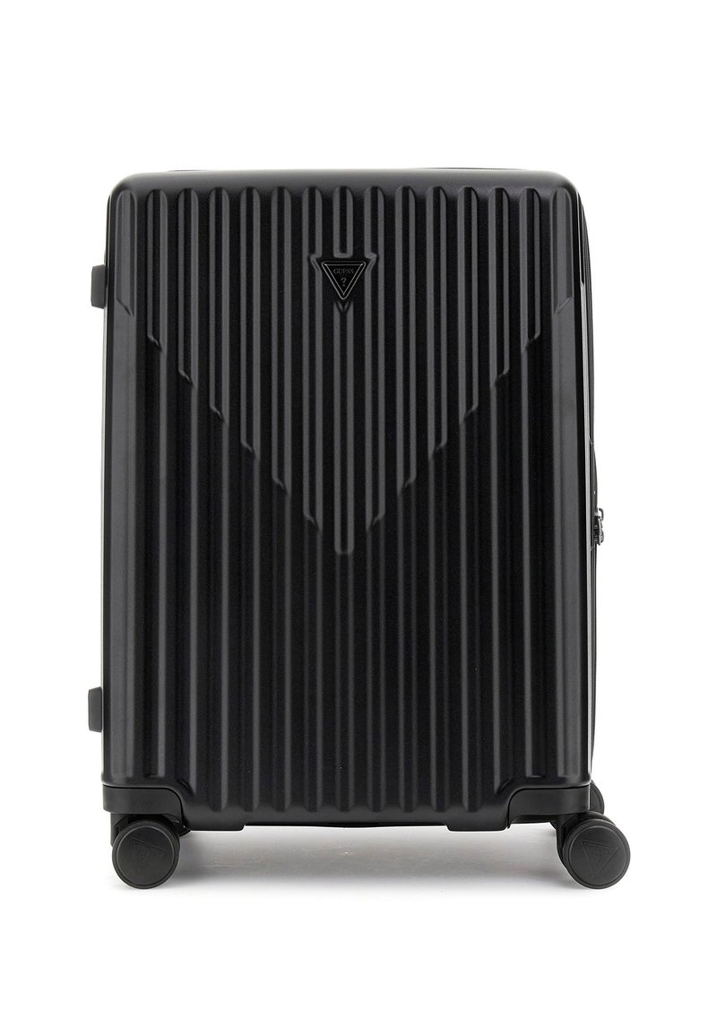 Valigia rigida nera con texture a righe verticali, presenta un logo sul davanti, quattro ruote e una maniglia integrata sul lato.