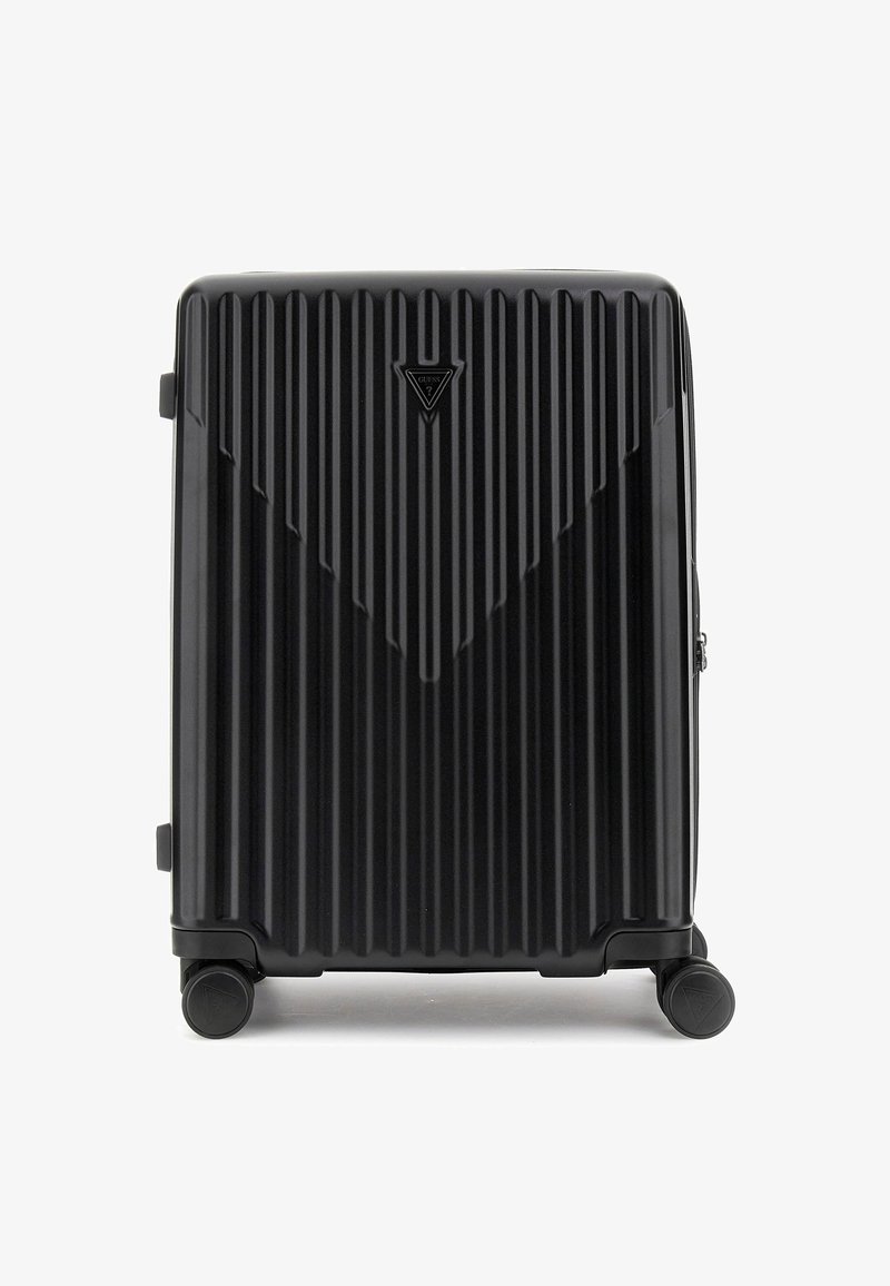 Valigia rigida nera con texture a righe verticali, presenta un logo sul davanti, quattro ruote e una maniglia integrata sul lato.