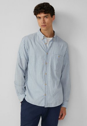 Lichtblauw geruit overhemd met button-down kraag, lange mouwen en een borstzak. Voorzien van houten knopen en een subtiel ruitpatroon.