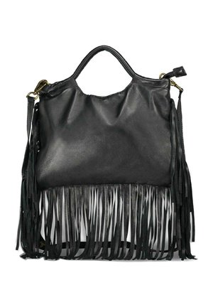 Sac à main en cuir noir avec poignées sur le dessus, ferrures dorées et longs franges le long du bas et des côtés.
