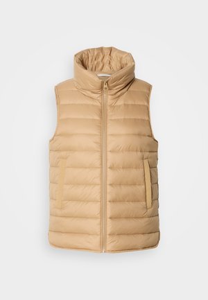 Gilet trapuntato beige con collo alto, chiusura con zip e due tasche laterali. Presenta un motivo a righe orizzontali e una superficie liscia.