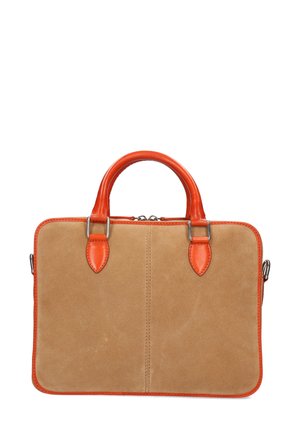 Sac en suédine beige avec des accents et des poignées en cuir orange, de forme rectangulaire, fermeture éclair, et détails en métal.