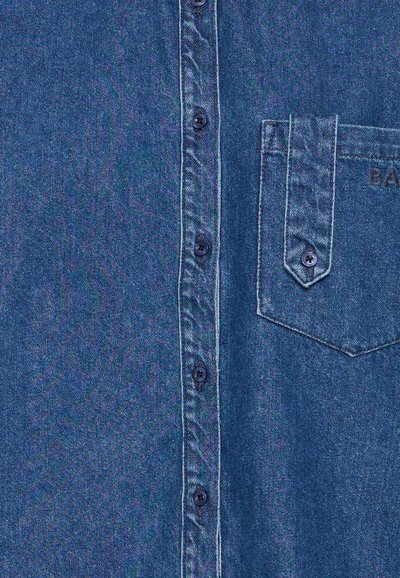 Mörkblå denimskjorta med knappstängning fram, spetsig ficka och kontrasterande sömmar. Texturerad tyg med en mjuk yta.