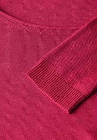 Fuchsia gestrickter Pullover mit weitem Ausschnitt und gerippten Bündchen. Glatte Textur mit leichtem Stretch, in einer einfarbigen Ausführung ohne Muster.