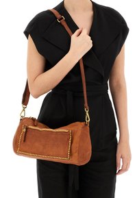 Borsa a tracolla in pelle marrone con cerniera, forma rotonda, dettagli con borchie sulla parte frontale e tracolla staccabile. Superficie testurizzata.