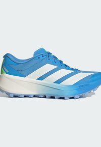 Blauwe sportschoen met witte strepen, lichtgewicht ontwerp, gestructureerde bovenkant, groene accenten bij de hiel en een zool met meerzijdige grip.