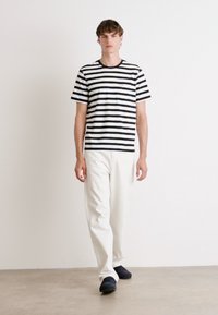 Tommy Hilfiger ESSENTIAL SOLID POCKET TEE - Paprasti marškinėliai - desert sky/white