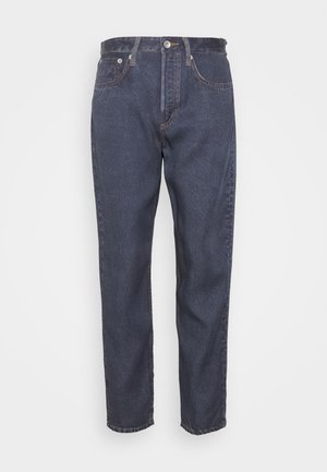 Jeans de ganga azul escuro com corte reto, fecho de botão e design de cinco bolsos. Apresenta um ligeiro desbotamento e detalhes cosidos.